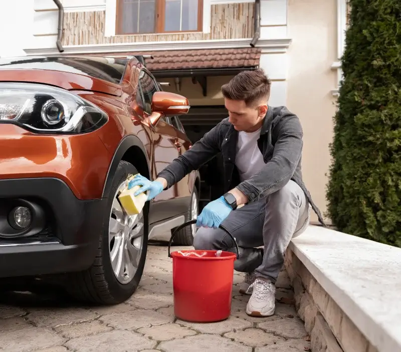 Lavage auto à domicile Bussy-Lettrée : professionnel intervenant sur un véhicule